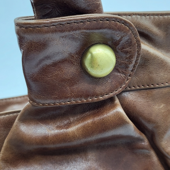 Vintage style brown leather pleated, top zipper closure large strap tote handbag - Picture 9 of 15